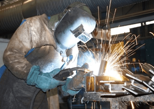 Mengoptimalkan Proses Manufaktur untuk Mengurangi Kecacatan Material