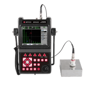 MFD620C Ultrasonic Flaw Detector - Detektor cacat ultrasonik portabel dengan layar LCD dan casing tahan cuaca.